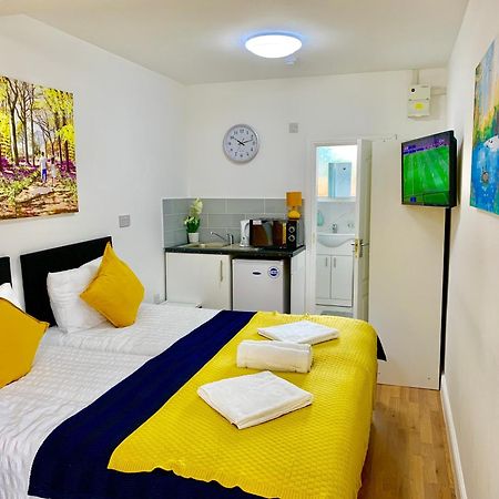 London Studio Apartments, Private Bathroom, Kitchenette, Parking, Np2 Eksteriør billede