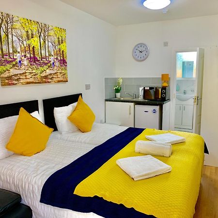London Studio Apartments, Private Bathroom, Kitchenette, Parking, Np2 Eksteriør billede