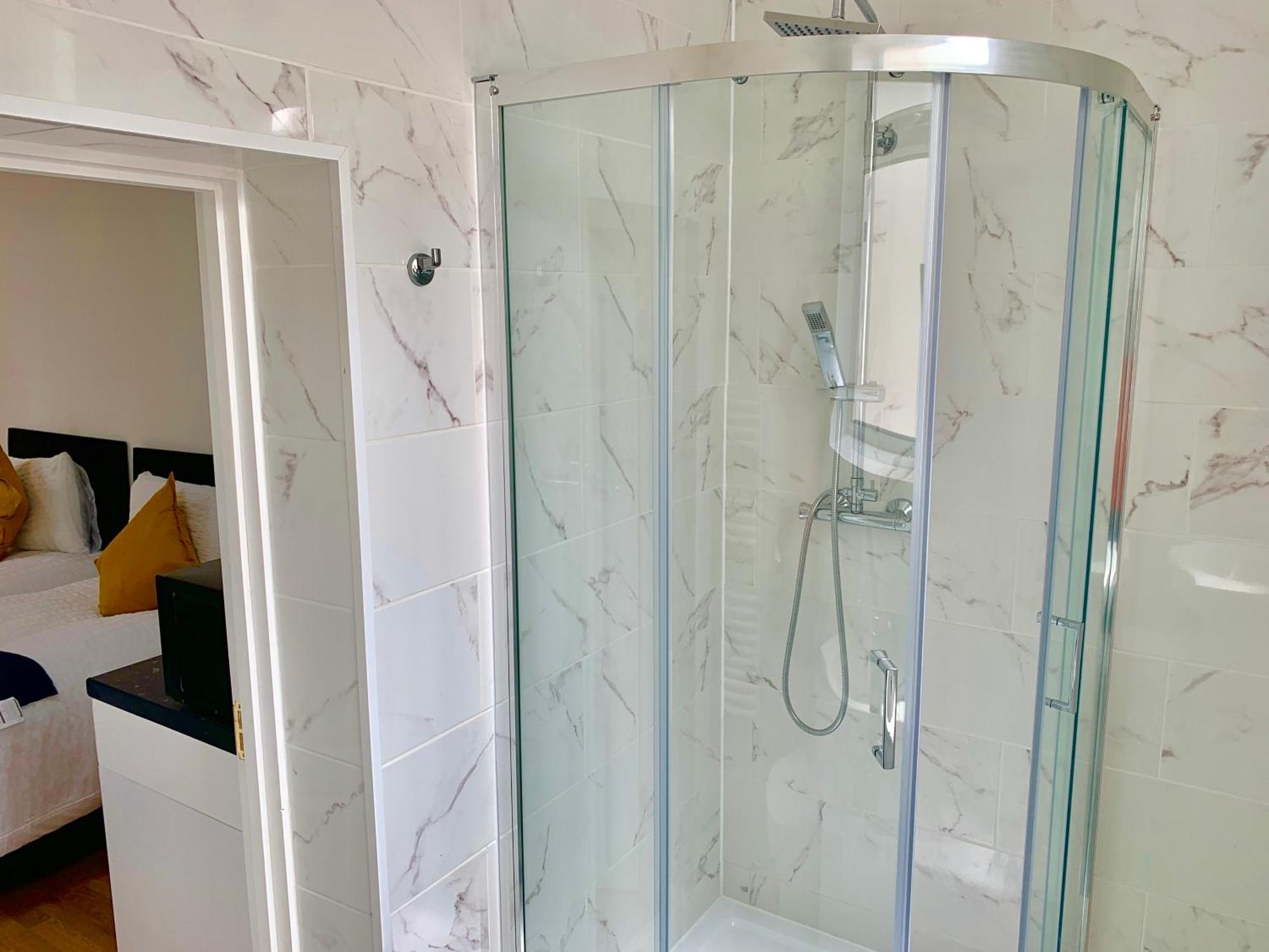 London Studio Apartments, Private Bathroom, Kitchenette, Parking, Np2 Eksteriør billede