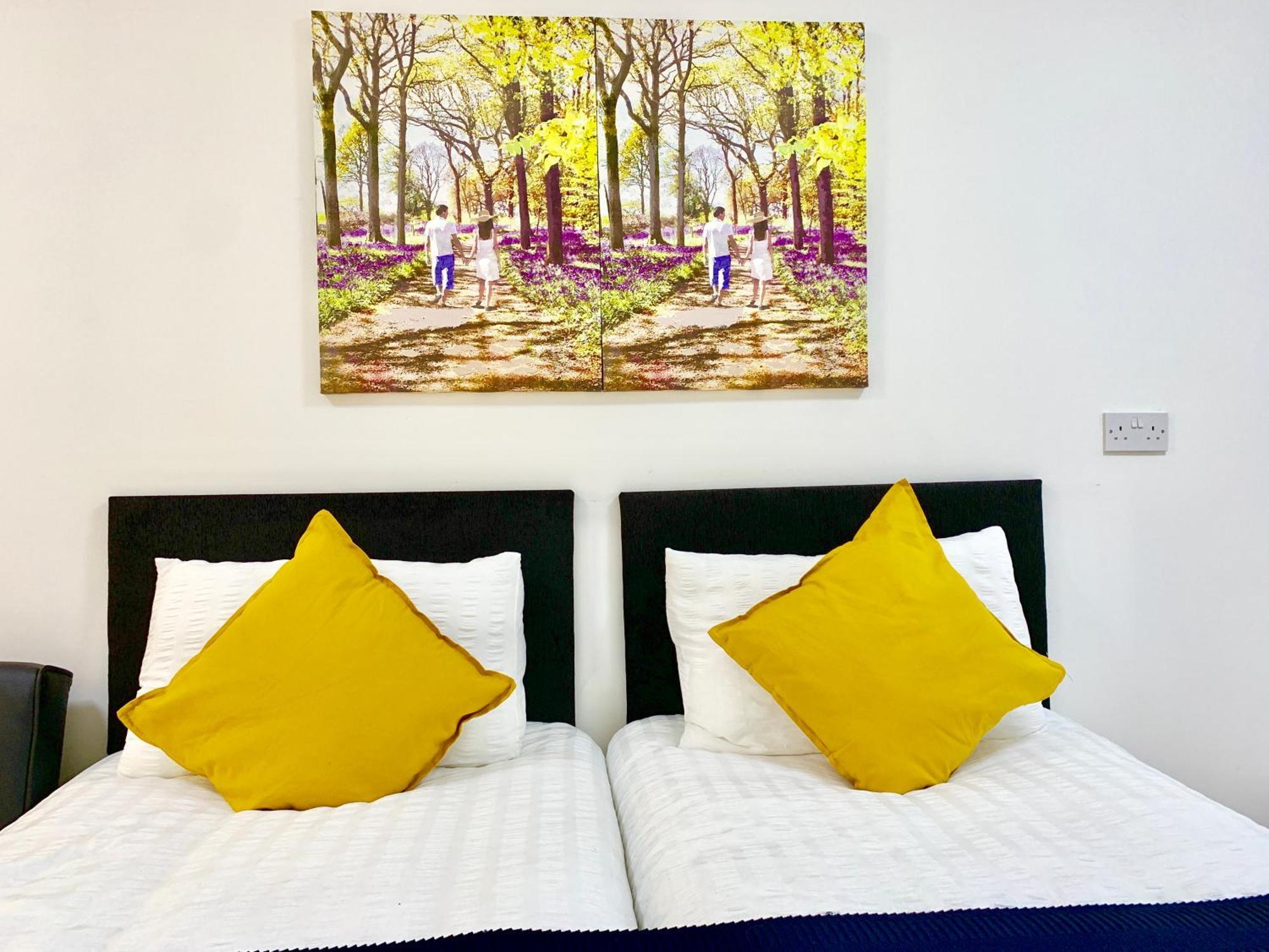 London Studio Apartments, Private Bathroom, Kitchenette, Parking, Np2 Eksteriør billede