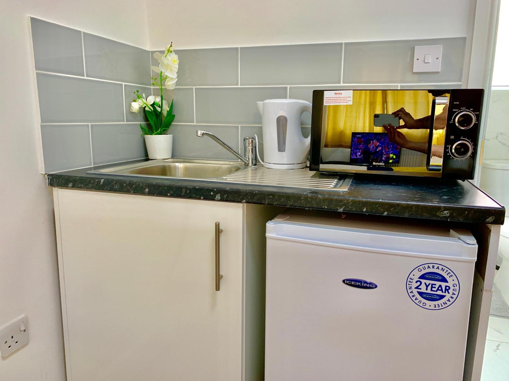 London Studio Apartments, Private Bathroom, Kitchenette, Parking, Np2 Eksteriør billede
