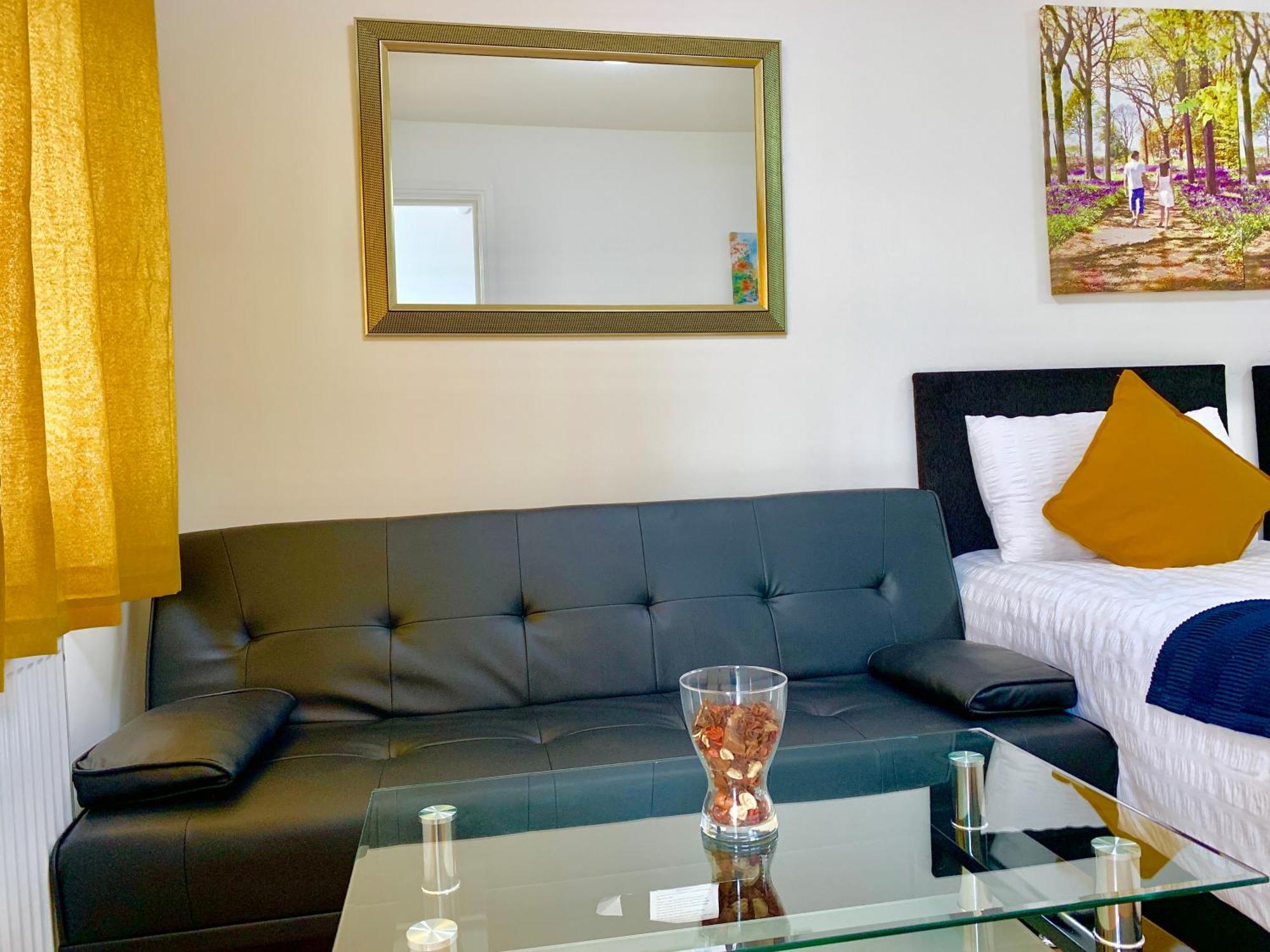 London Studio Apartments, Private Bathroom, Kitchenette, Parking, Np2 Eksteriør billede